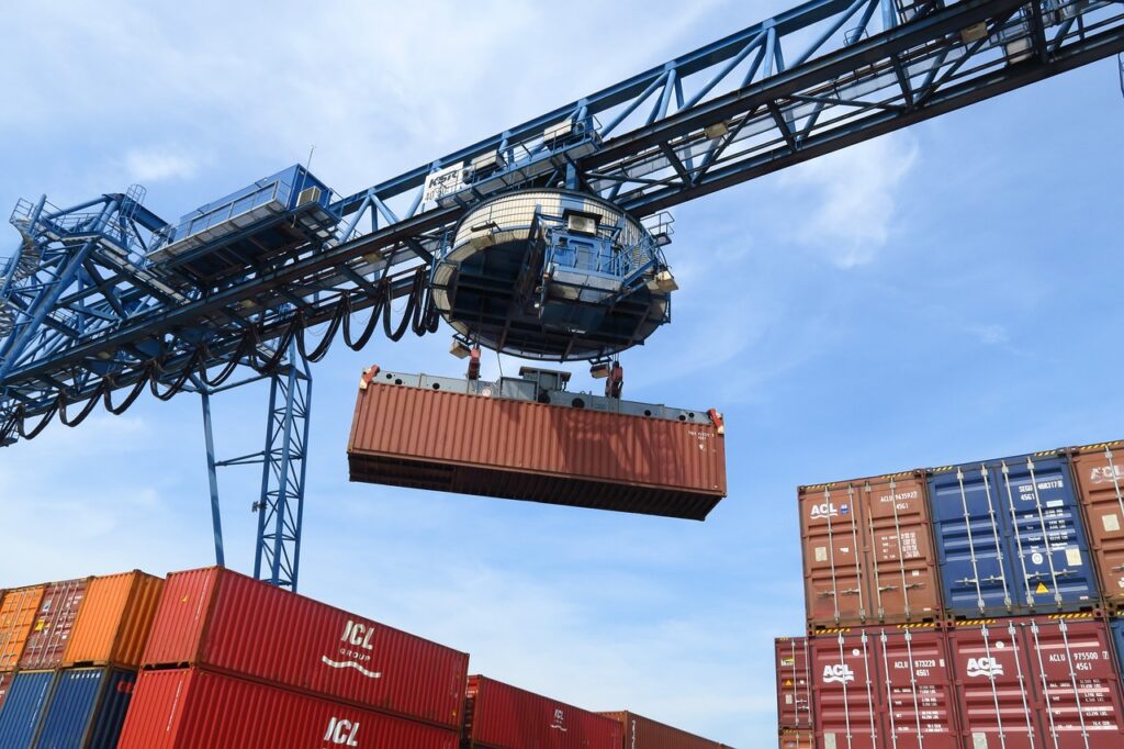 US PORT CRANE MOVING OCEAN FREIGHT CONTAINER