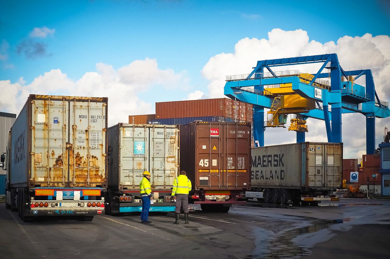 trucks at ports - transloading guide